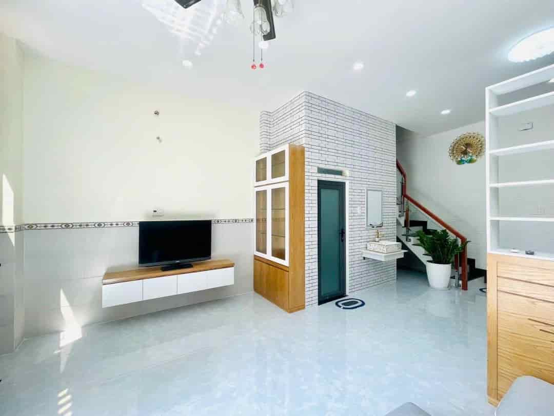 Sang nhà Huỳnh Văn Bánh, Phú Nhuận, 67m2, 1 tỷ 450, SHR