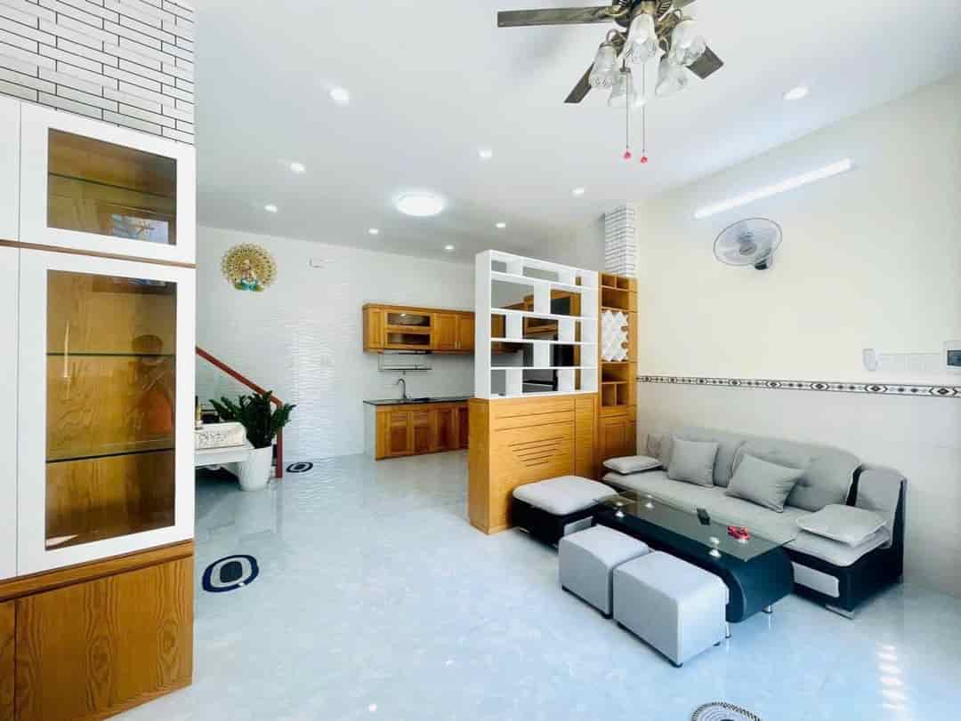 Sang nhà Huỳnh Văn Bánh, Phú Nhuận, 67m2, 1 tỷ 450, SHR