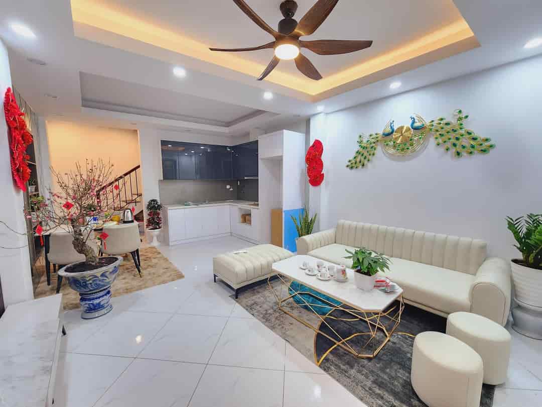 Cần bán nhà quận Thanh Xuân, sát Royal City, dt 35m2 x 4t, chỉ 4.5 tỷ, ngõ nông gần phố