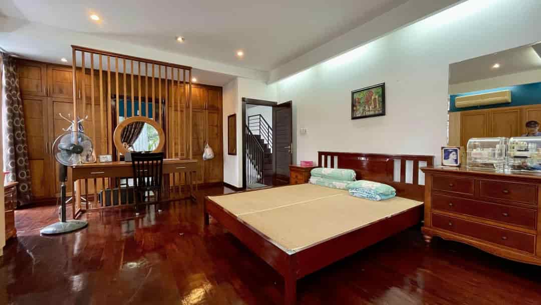 Biệt thự khu compound Nguyễn Văn Hưởng, P.Thảo Điền, quận 2 300m2, giá 4.000$