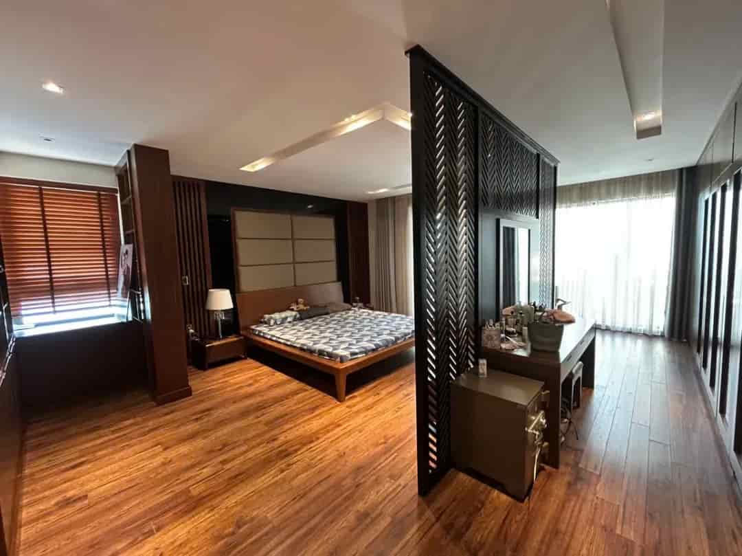 Đường Láng, Đống Đa, 122m2, 5 tầng, lô góc 3 mặt, nhà sang xịn, ô tô,  ở luôn giá 37 tỷ