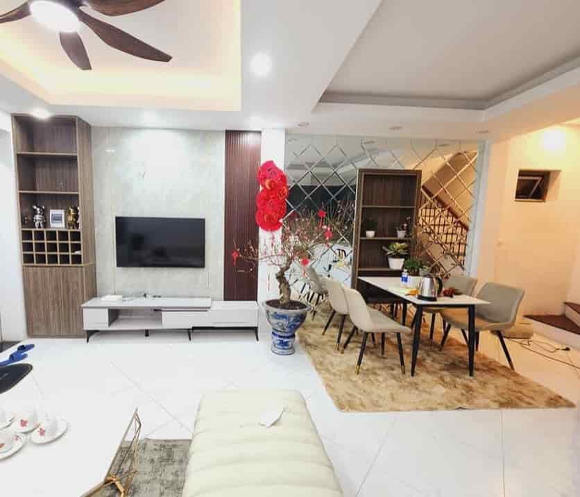 Cần bán nhà quận Thanh Xuân, sát Royal City, dt 35m2 x 4t, chỉ 4.5 tỷ, ngõ nông gần phố.