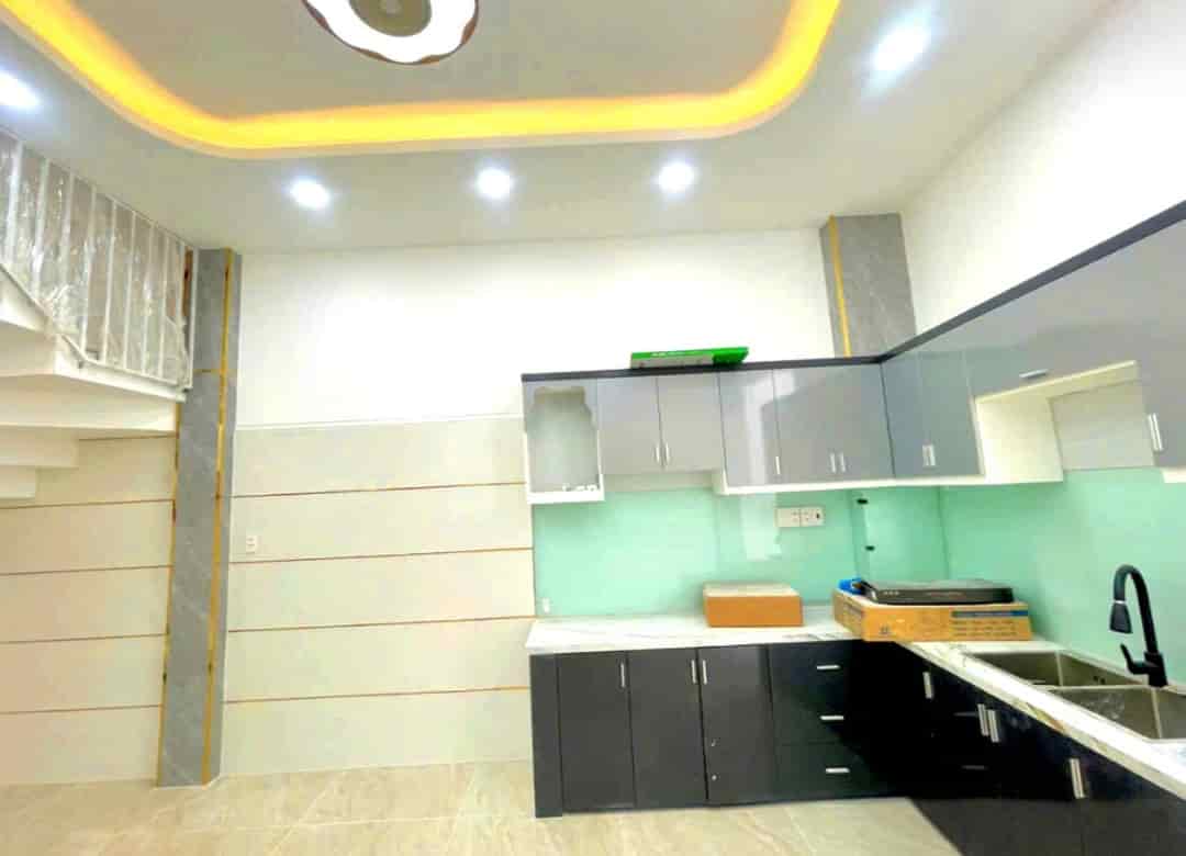 Bán nhà phường 8 Tân Bình, Lạc Long Quân, sát mặt tiền, 40m2, hẻm xe hơi, nhỉnh 3 tỷ