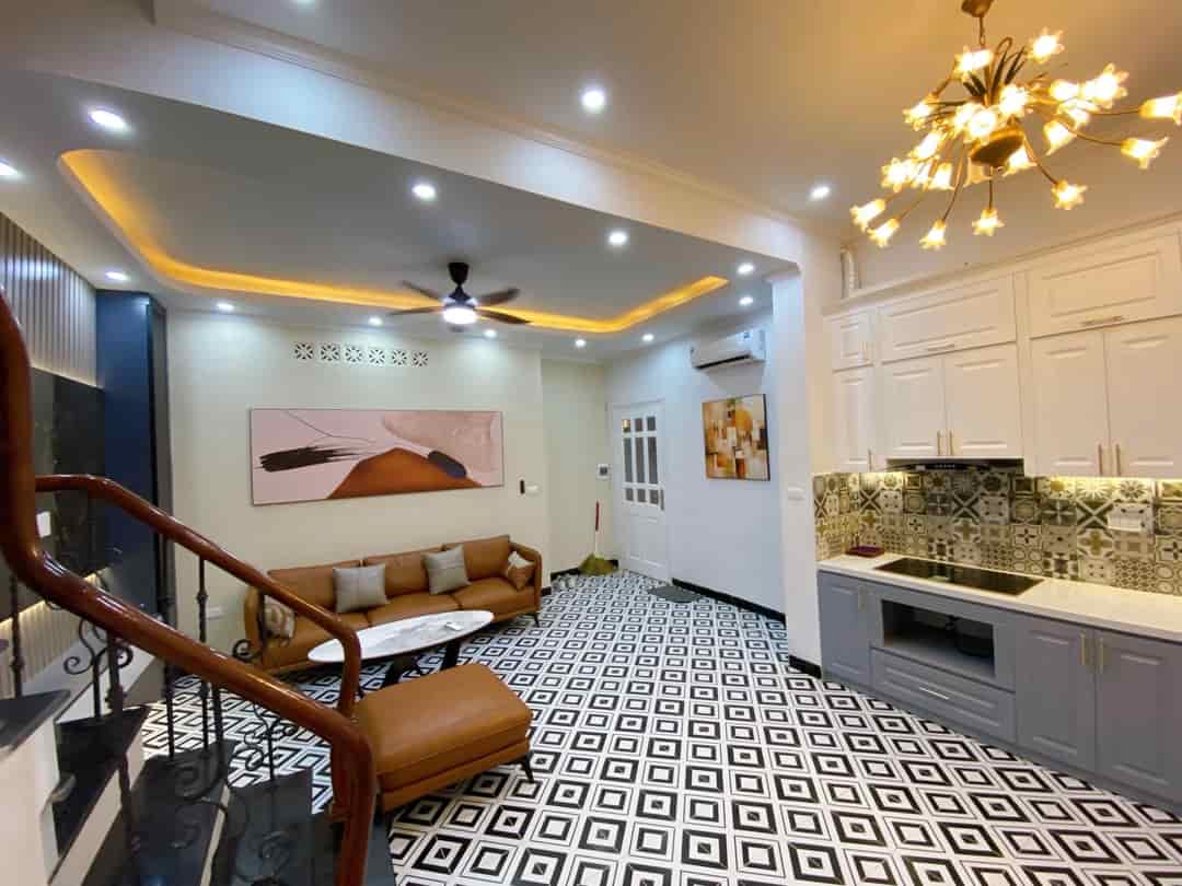 Bán nhà phố Nguyễn Trãi, Thanh Xuân, cạnh Royal City, sát hồ, cạnh bãi gửi ô tô, nhà mới, 41m2, 4T