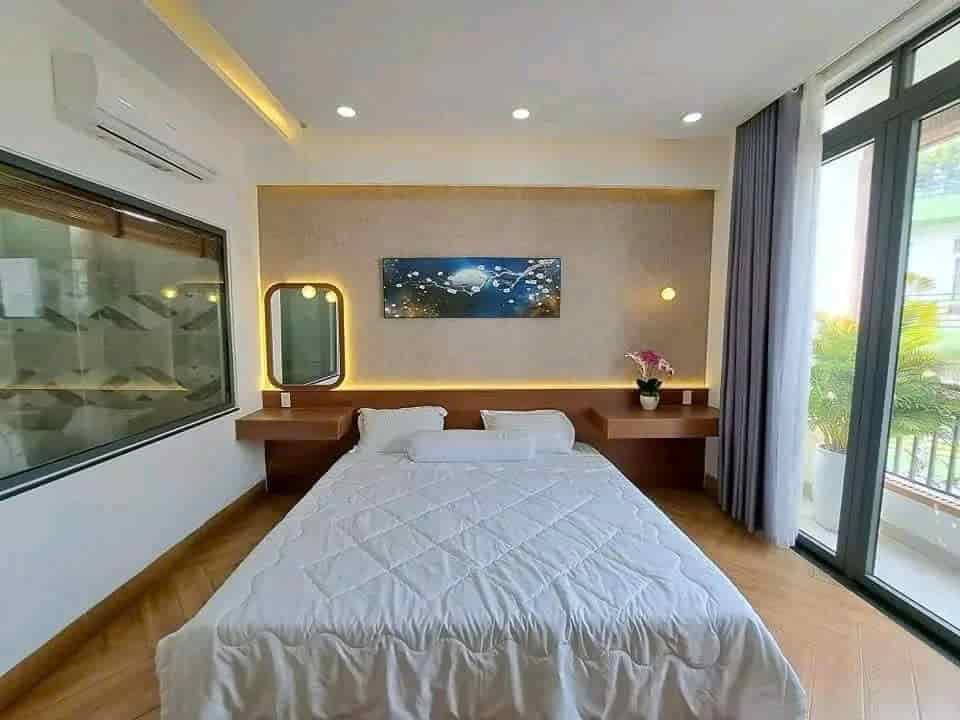 2tỷ950 bán còn 2tỷ850. Gần Sân cầu lông 98, nhà 56m2. Hoàng Bật Đạt, P15, Tân Bình. 3 tầng 4PN 4WC.