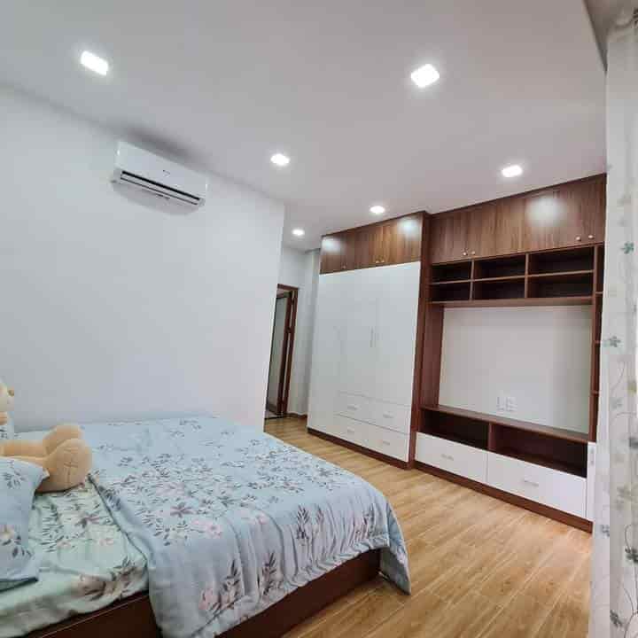 Cô 6 bán nhà đ. Nguyễn Kịêm q10 1tỷ210/65m2 giá thương lượng