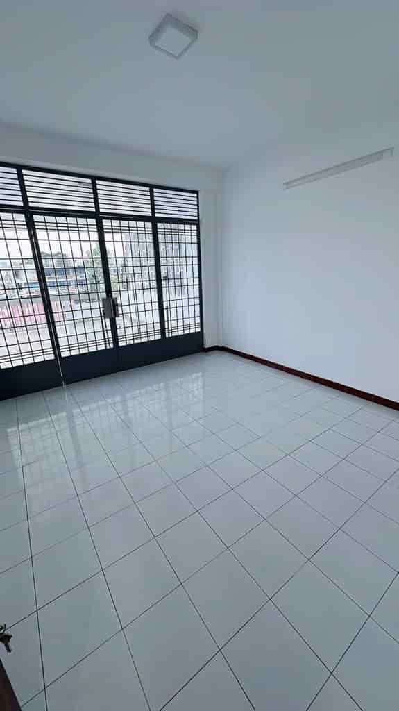 Nhà bề ngang khủng 8,2m x 12.15m Phạm Thế Hiển, p. 6. q. 8, hẻm xe hơi, cách đường xe tải 15m, chỉ