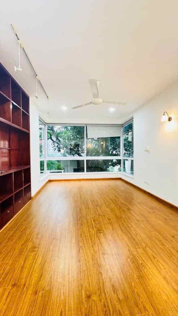 Nhà đẹp Đào Tấn, Linh Lang 80m2 x 5 tầng, ô tô để trong nhà, giao thông thuận tiện