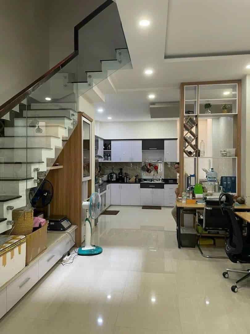 Cần bán nhà DT 68m² đường Lãnh Binh Thăng, q.11, 935 triệu