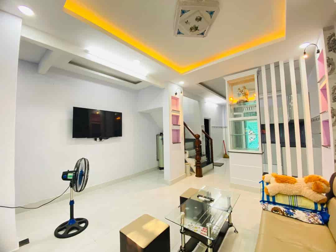 Chủ nhà kẹt nợ bán nhà hẻm 5m 61m2, 920 triệu Bông Sao, Q.8 gần chợ, sổ riêng