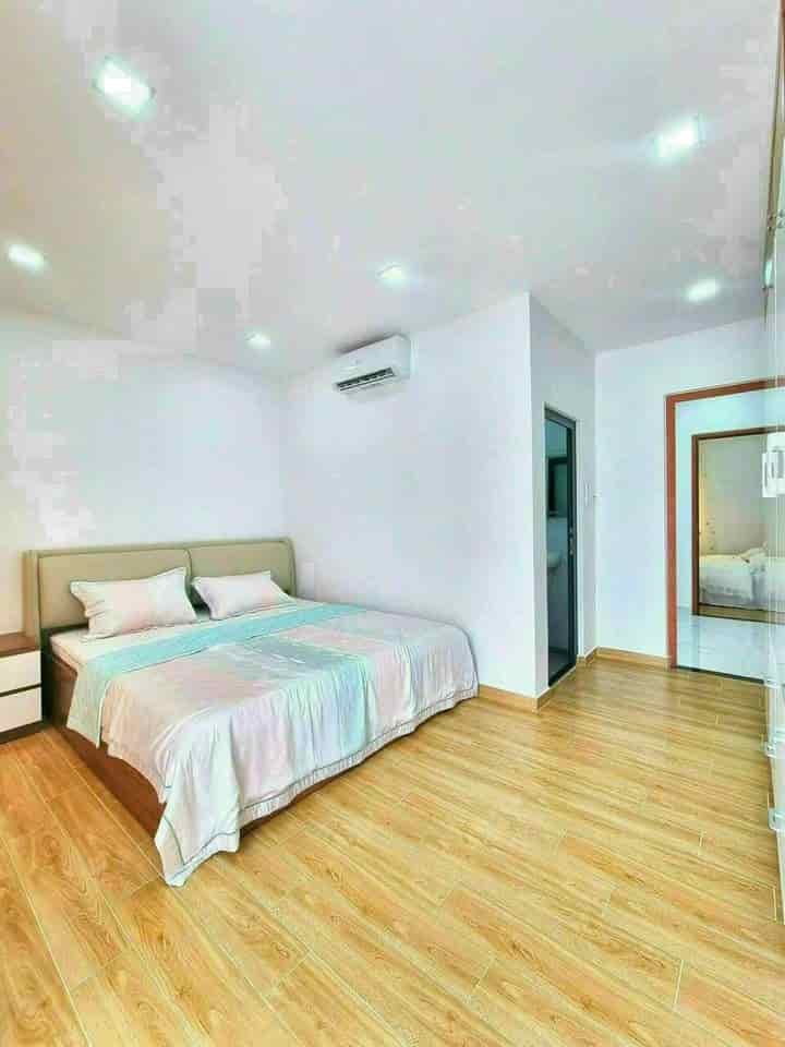 Nhà giá rẻ quận 7, Nguyễn Văn Quỳ, 1 trệt 1 lầu, 2pn, dt: 40m2 -hẻm 3 gác, gần khu Nam Long, chỉ 1 tỷ 830tr