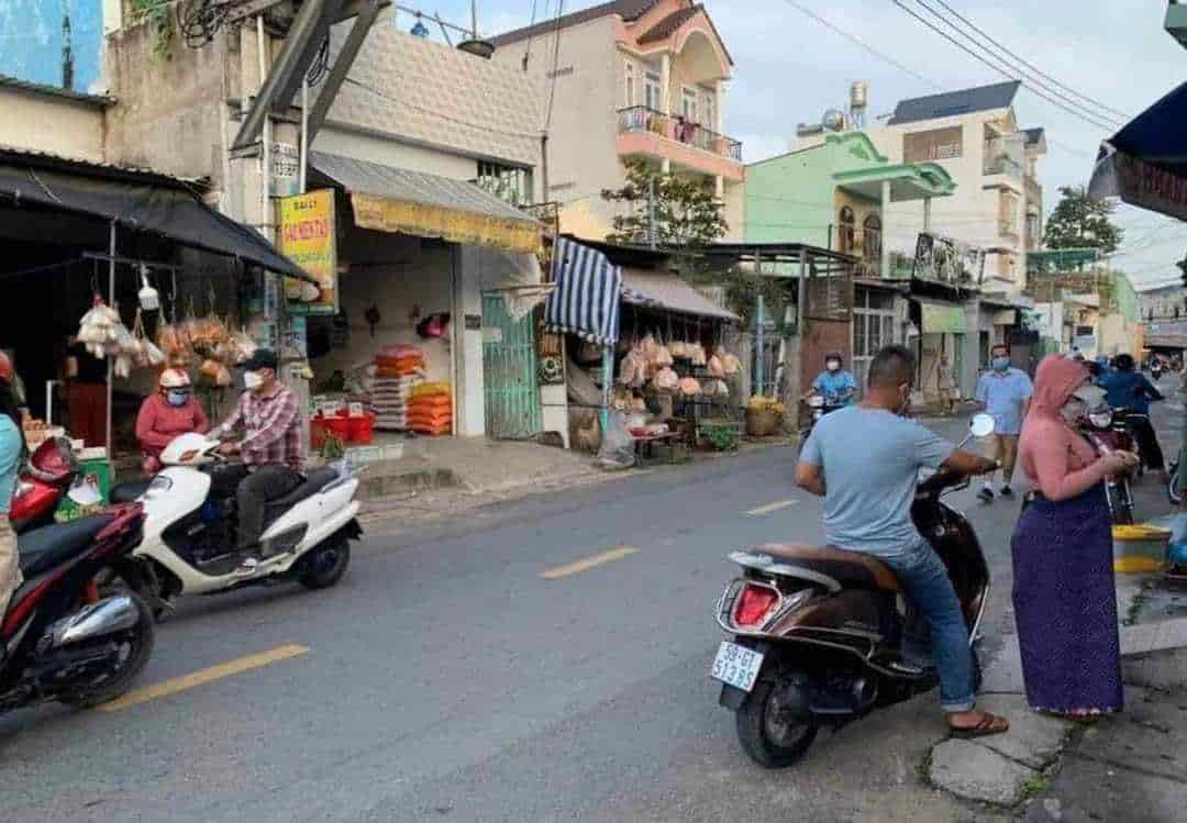 Gia đình tôi cần bán gấp căn nhà mặt tiền, đường Đinh Đức Thiện, chợ Bình Chánh, huyện Bình Chánh