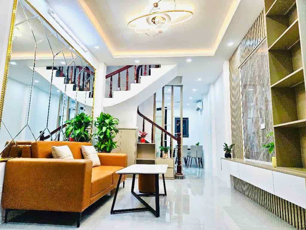 Bán nhà Lạc Long Quân 35m2, giá nhỉnh 6 tỷ, sổ hoa hậu, 20m ô tô tránh, ngõ thông trước nhà