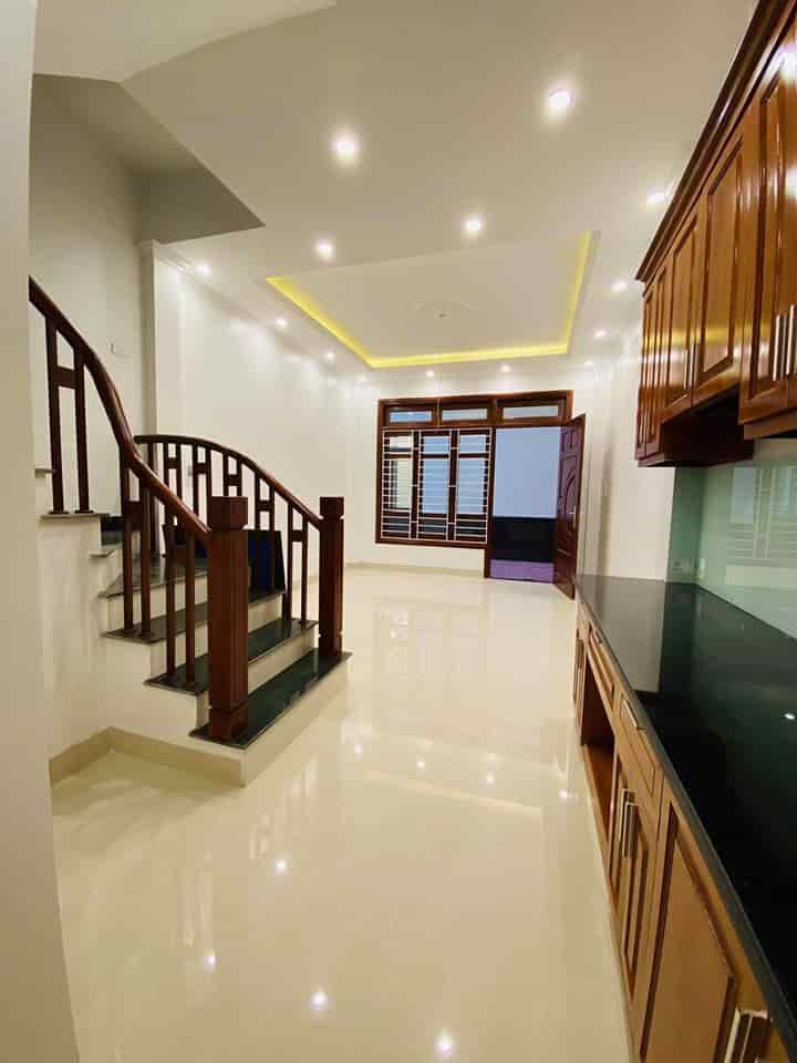 Bán nhà Nguyễn Khang 40m2, giá nhỉnh 6 tỷ, ngõ thông gần phố, 20m ô tô đỗ, lô góc, nhà cực chất