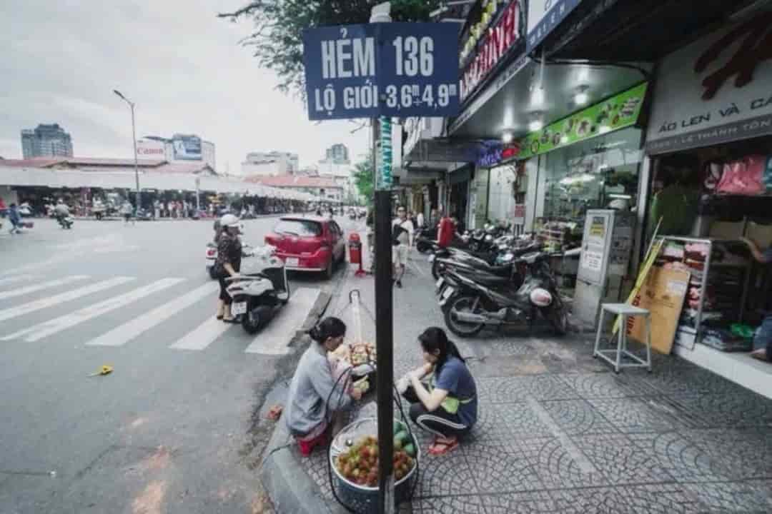 CẦN BÁN NHÀ HẺM P.BẾN THÀNH QUẬN 1 -  68M2 -  ĐANG CHO THUÊ 35 TRIỆU / THÁNG