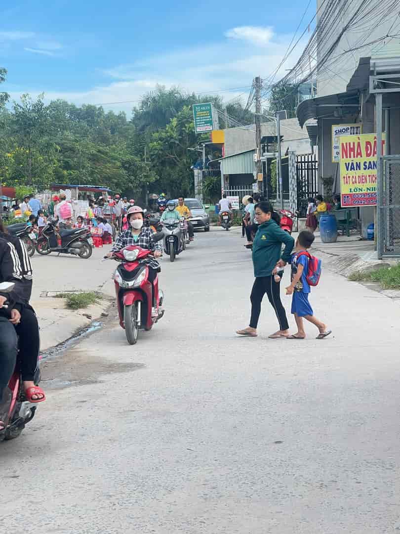 Chính chủ cần bán lô đất đẹp có 3 căn nhà đối diện nhà văn hóa xã Mỹ Hạnh Bắc