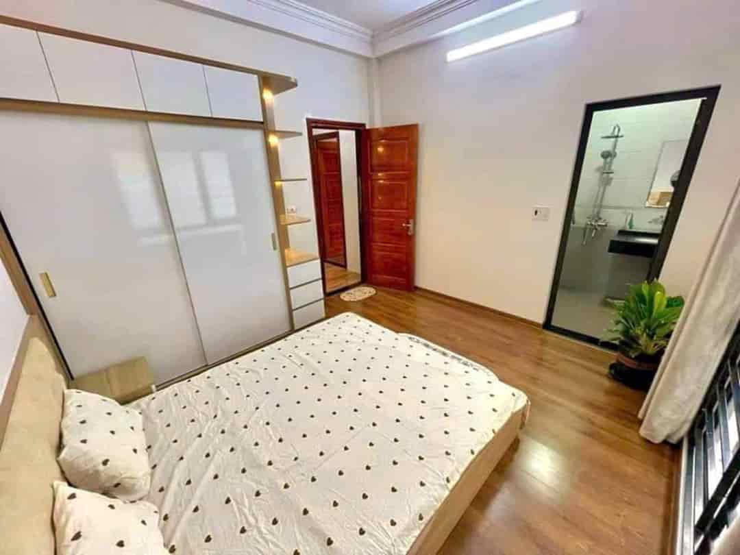 Bán nhà mới, thiết kế trẻ trung, nội thất thông minh, 4.5 tỷ, trung tâm Long Biên, 50m2, 5 tầng mt 5m