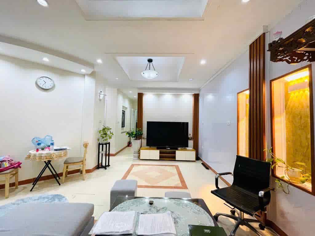 Bán nhà Chùa Bộc, trung tâm Đống Đa, ô tô đỗ cửa, dtsd 80m2, dân trí cao