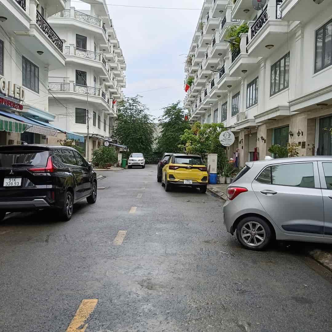 Trần Thị Hè, quận 12, 5 tẩng lầu, DT 4.8*13m, giá 6 tỷ, hẻm xe hơi quay đầu.