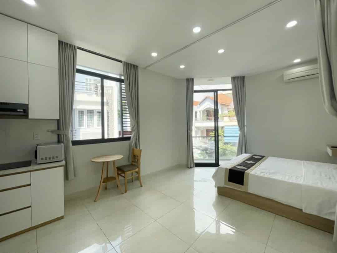 Studio ban công full nội thất cao cấp ngay sân bay , 30m2 , thang máy