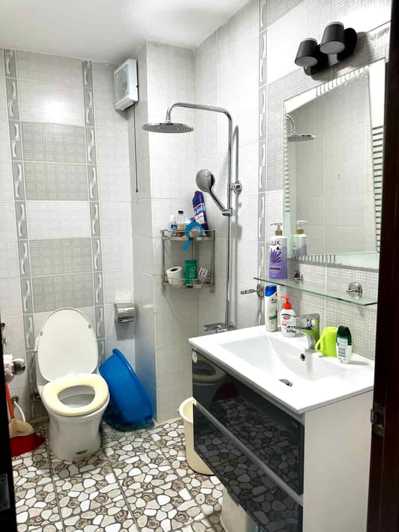 Hình thật cho thuê nhà mới, rộng, thoáng Lý Văn Phức Q1 3pn 3wc full nội thất