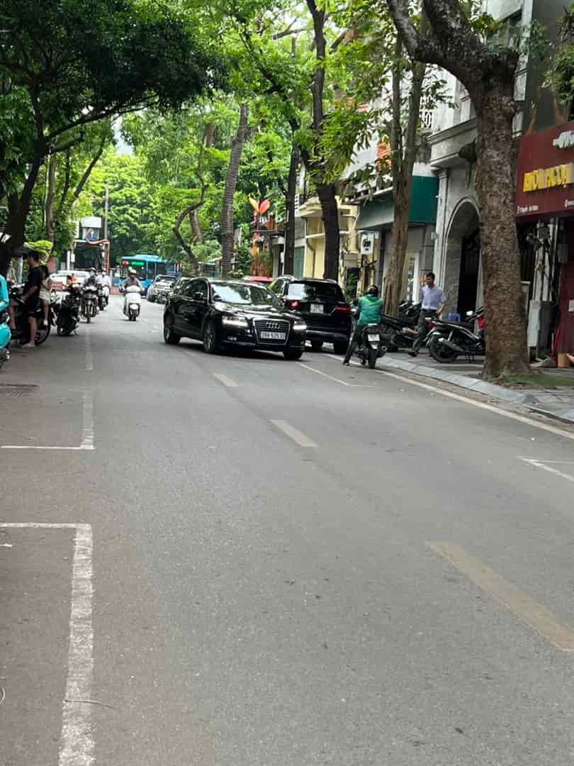 Bán nhà phân lô phố Tạ Quang Bửu dt 136m, 3T, mặt tiền 6.5m, vỉa hè 7m kd sầm uất