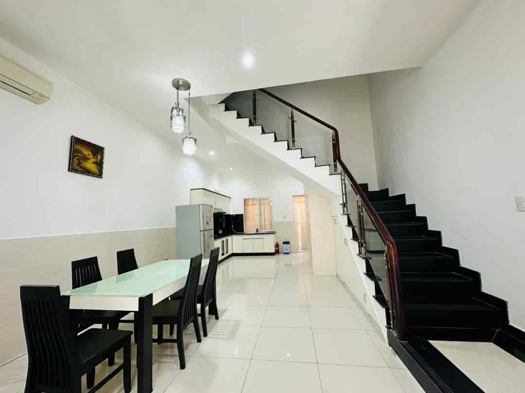 Cho thuê căn biệt thự vườn 150m2, nội thất hiện đại tại Làng Chuyên gia The Oasis, Thuận An, BD