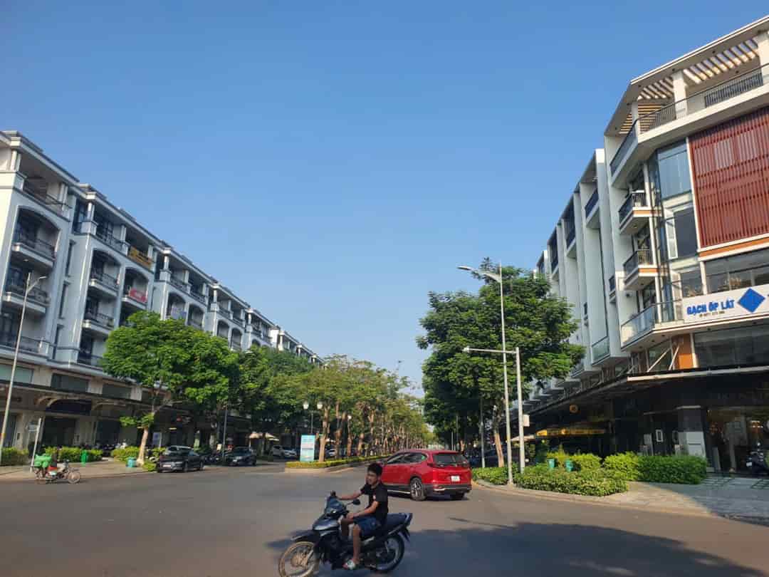 Bán Vạn Phúc City, dt 319, 1 hầm, 5 tầng, thu nhập khủng gần 2 tỷ/ năm, gía 60  tỷ, làm việc trực tiếp