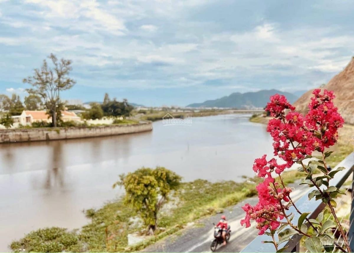 TĐC view sông Thuỷ Tú, Vĩnh Thái, TP Nha Trang phù hợp ở và để dành ra biển chỉ vài phút.