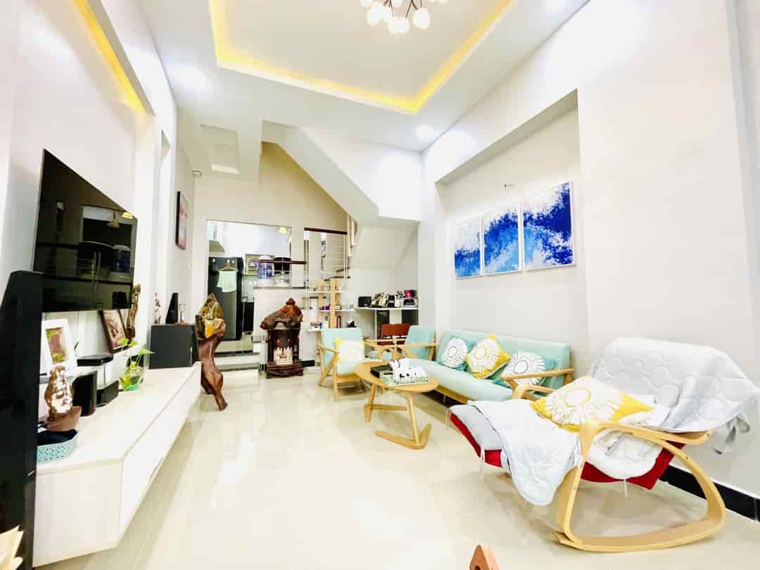 Nhà đẹp hẻm xe hơi 60m2, kế bên quận 1, khu dân trí, chỉ 6 tỷ TL