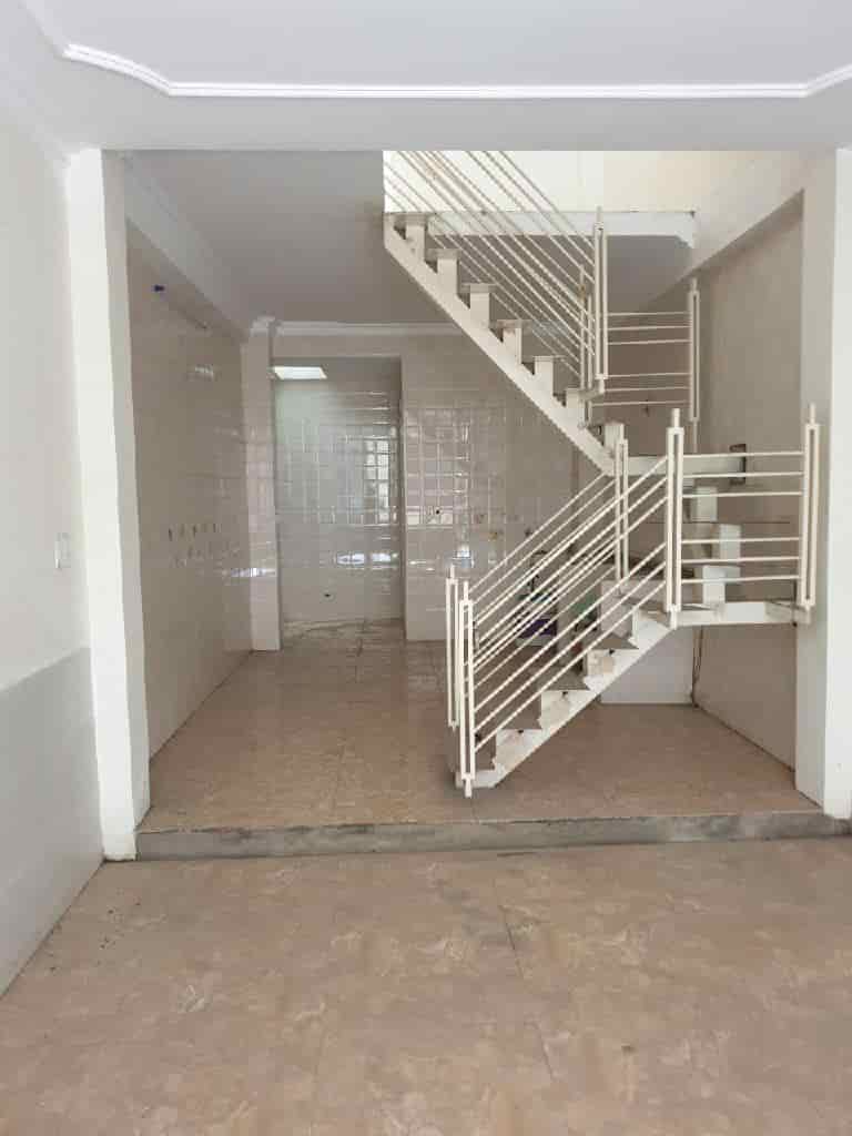 5.x tỷ có ngay nhà 42m2, mt 4m Đại Từ, ô tô đỗ cửa, vào nhà, cạnh hồ Linh Đàm, sổ A4