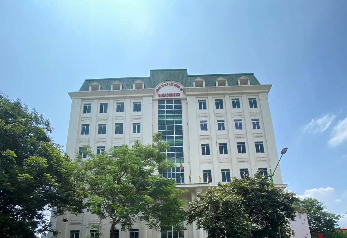 Bán tòa văn phòng 4 thoáng, mặt phố Hoàng Quốc Việt, 486m2, 8T, MT 30m, chỉ 210 tỷ