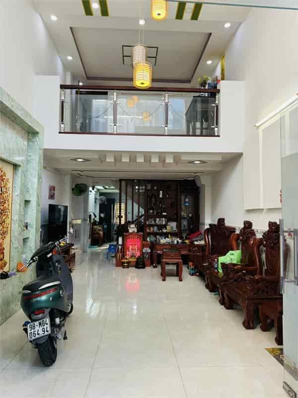 Nhà riêng 4.1x15m, 3 tầng tặng nội thất, HXH Phan Huy Ích, Gò Vấp, 4.98 tỷ