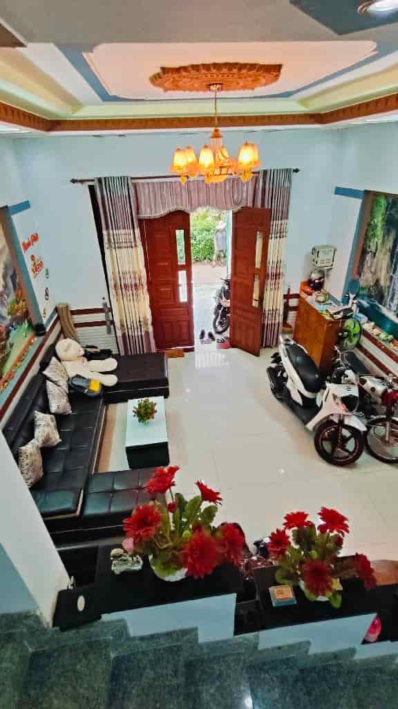 4tỷ2, 100m2, nhà 2 tầng, 3pn, hẻm xe hơi, gần Go Dĩ An