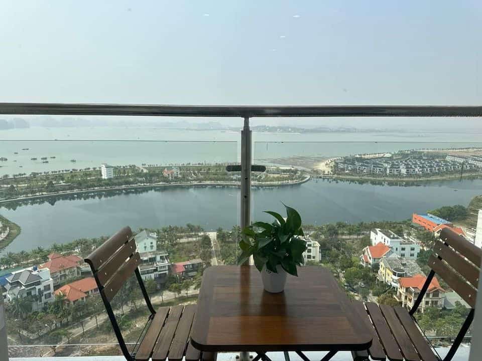 Căn hộ 2 ngủ view chính biển 68m tầng trung tại trung tâm Bãi Cháy, Hạ Long