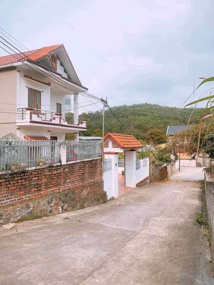 Chính chủ gia đình chuyển định cư cần nhà 2 tầng mái thái tại Hà Trung, Hạ Long