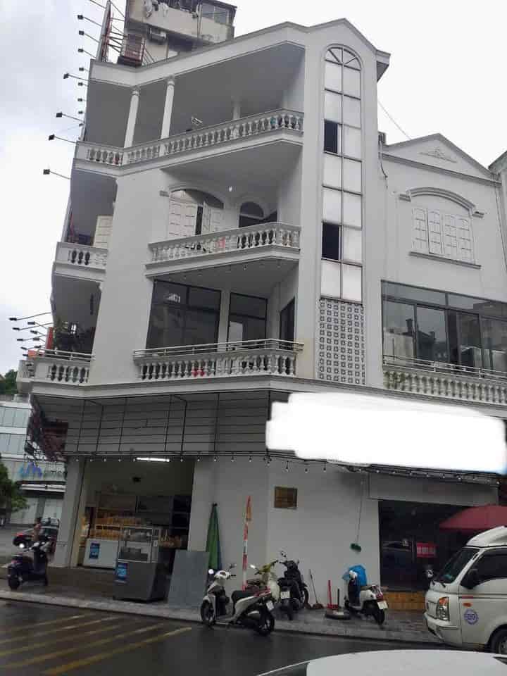 Chính chủ chuyển công tác cần bán nhà 4 tầng lô góc 68m2 phố Giếng Đồn, trung tâm Tp. Hạ Long, gần Cột Đồng Hồ