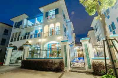 Chính chủ cần bán căn villas sân vườn bể bơi 3.5 tầng 241m2, ngay gần bãi tắm Bãi Cháy, Hạ Long