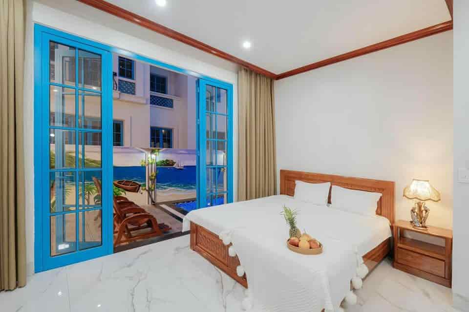 Chính chủ cần bán căn villas sân vườn bể bơi 3.5 tầng 241m2, ngay gần bãi tắm Bãi Cháy, Hạ Long