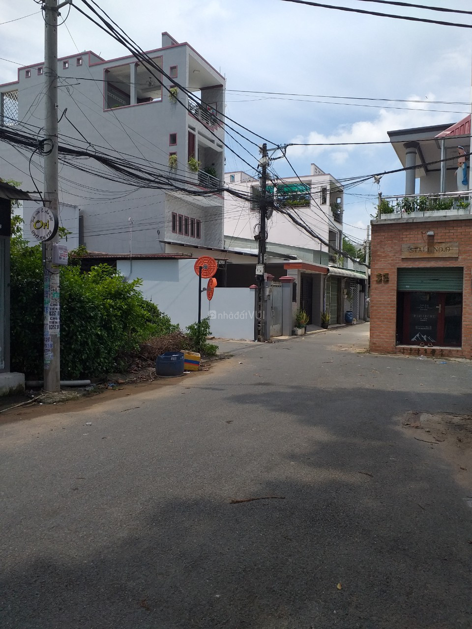 Cần bán gấp căn nhà đường Nguyễn Văn Tăng Quận 9 cũ, 70 m2 hẻm xe hơi 6m, chỉ 4,2 tỷ.